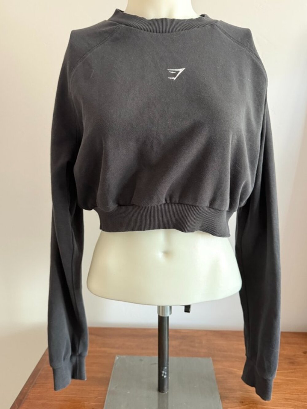 Gym Shark Women's Cropped Sweatshirt Small Black With Embroiderd Logo - Picture 1 of 5